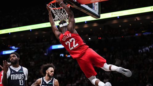 《TOP时刻》【原声】25日NBA十佳球 巴特勒扣篮绝平马图林滑翔折叠暴扣点燃全场