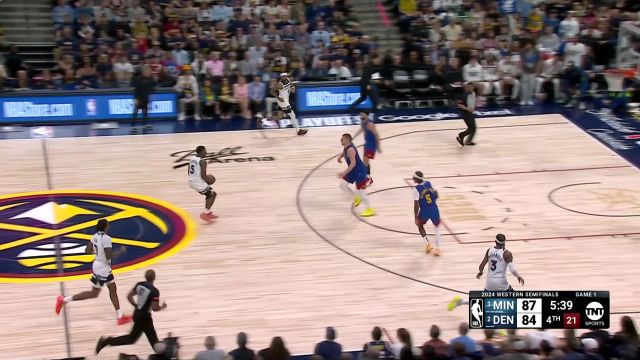 真乃神兵天降！爱德华兹弧顶三分崩筐而出 里德闪现篮下补扣终结