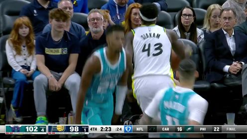 《NBA全场集锦》一步登天炸裂全场！米勒突入篮下上演滑翔劈扣