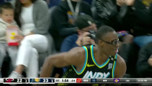 《NBA全场集锦》史密斯一个大步直冲禁区 防守只得目送他上演飞天暴扣