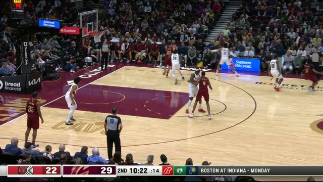 神奇的手感！勒维尔逆天角度补篮把球塞进篮筐