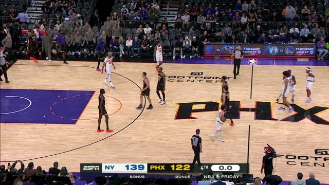 生涯之夜的幸运之球不会旁落！兰德尔赛后帮布伦森抢到比赛用球