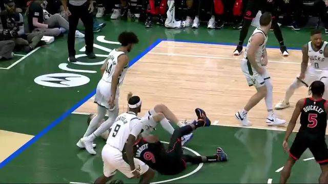 NBA常规赛：猛龙vs雄鹿第3节英文原声回放