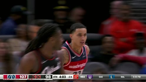 《NBA全场集锦》大马金刀杀入禁区 库兹马冲击篮下暴力双手灌筐