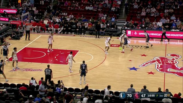 一定是luka magic在暗中发力了 东契奇踩着三分线低手挑篮依旧入筐