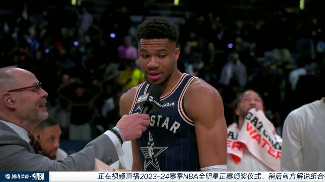 东部全明星以211高分取胜 队长字母哥领取奖杯与队友一起分享美妙时刻