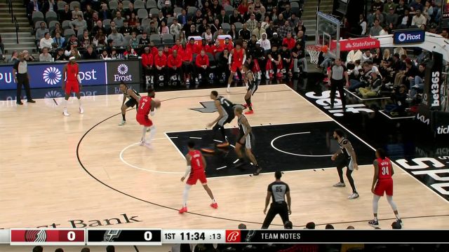 早早祭出了看家本领 艾顿接球中投稳稳命中