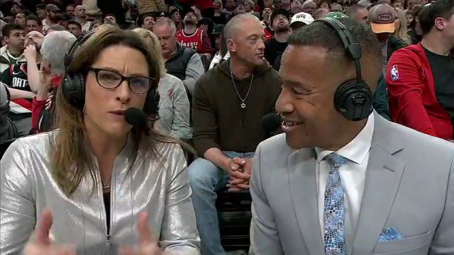 雄鹿vs开拓者第1节英文原声回放