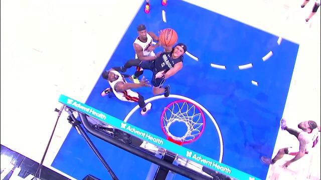 打的就是精锐！班凯罗强突篮下面对阿德巴约与巴特勒包夹强硬打进2+1