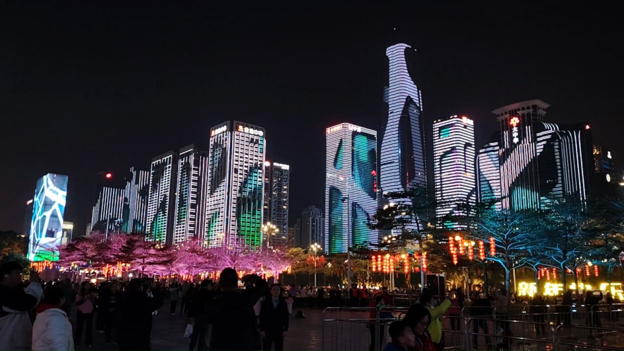 深圳市民广场的灯光秀是光与影的艺术,令人印象深刻