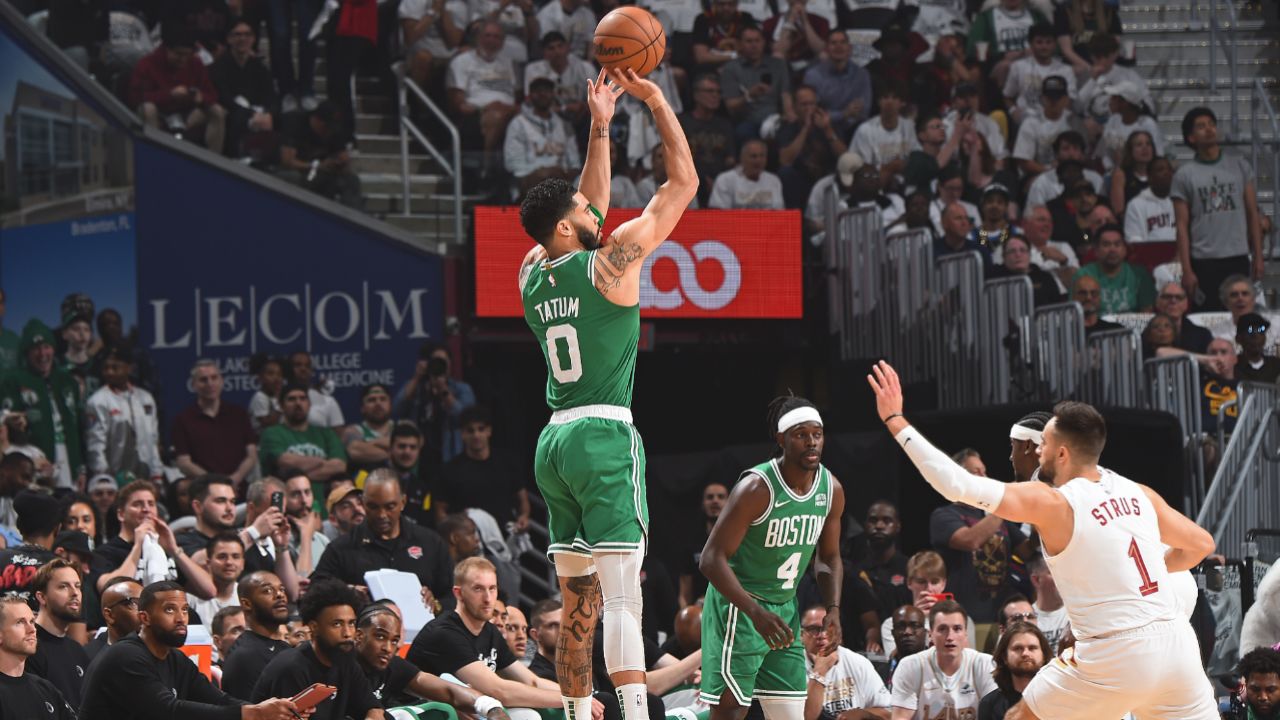 对比有点辣眼睛!布朗关键三分锁定胜局 塔图姆随后投篮离谱三不沾