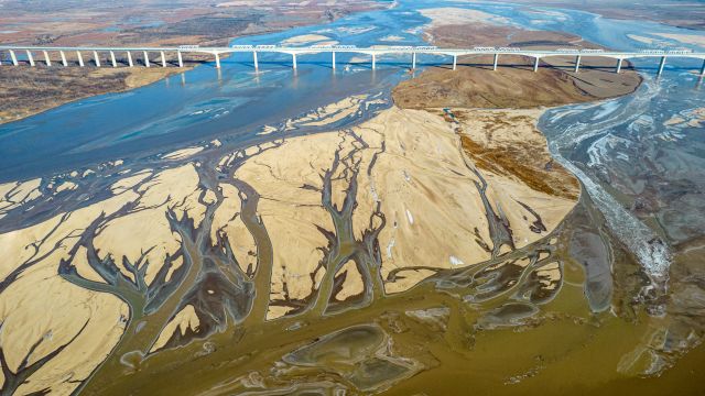 冬日黄河现奇景,河汊如大地血脉,航拍镜头下美得让人惊叹