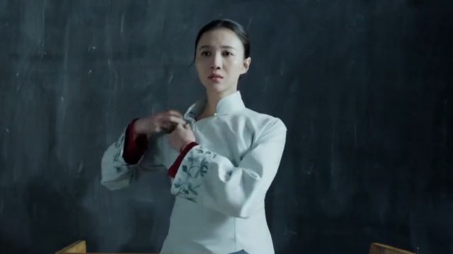 美女教师为了保护学生,被逼当众脱衣服,真是太惨了