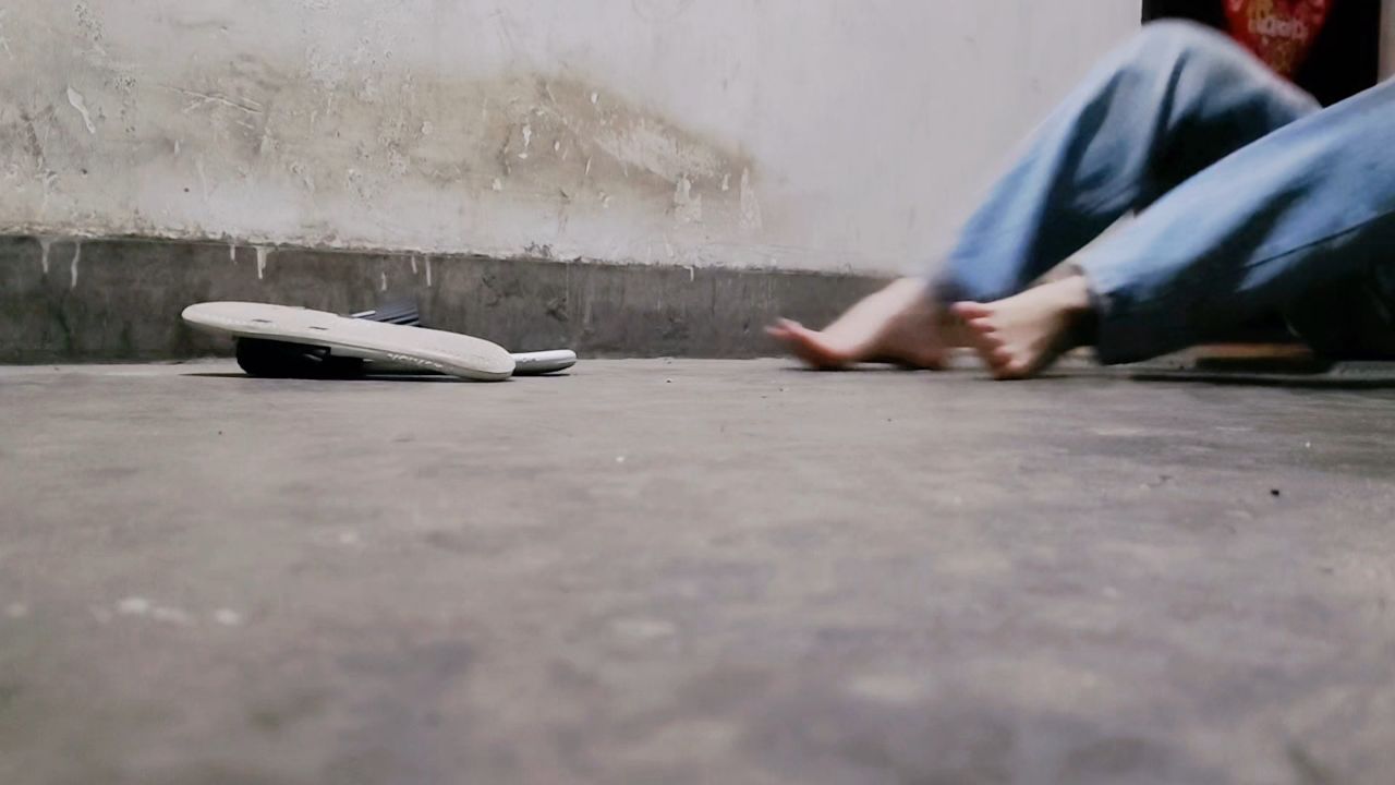 男孩光脚室外挣扎_高清1080P在线观看平台_腾讯视频