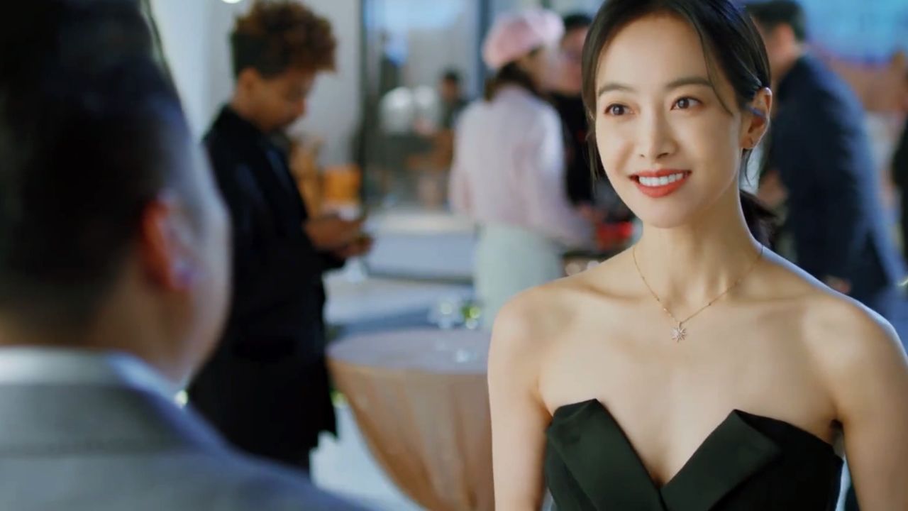 我们的翻译官:宋茜抹胸露肩装惊艳全场,前任陈星旭看直眼:好美