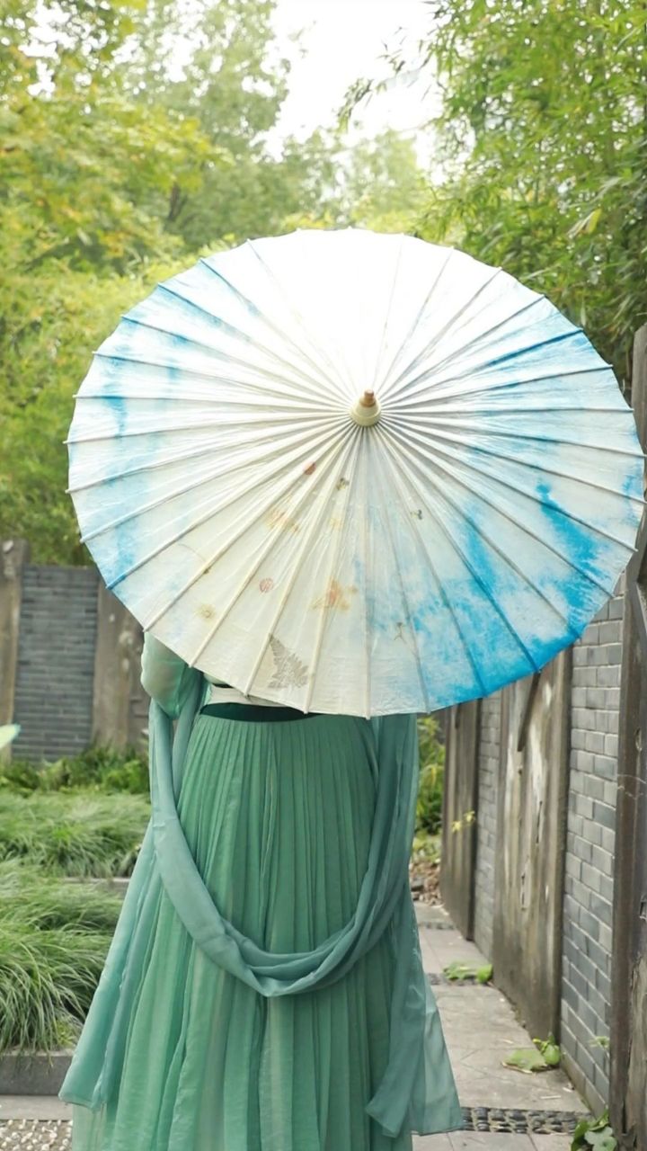 春天到的时候,撑着油纸伞下趟江南吧#油纸伞#非遗#江南#汉服配饰