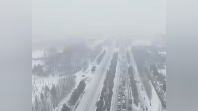 山西朔州:降雪致道路积雪结冰,部分高速实施封闭管控