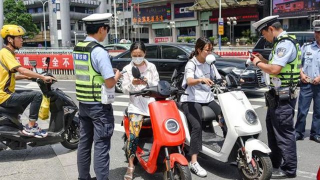 2024年,电动车上路除戴头盔,还有3种东西缺一不可,快看看