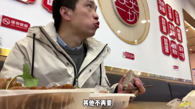 今天去逛逛郑州丹尼斯,看看都有啥好吃的?两份卤菜,一份馄饨,得劲