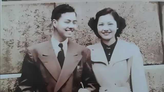 1950年,李政道和妻子在芝加哥合影,一个英俊潇洒,一个笑容迷人