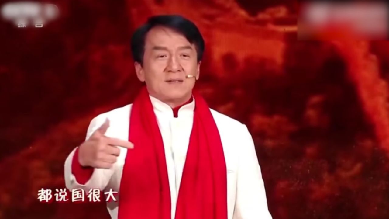 69岁成龙自驾录制河南春晚 十分亲切好相处