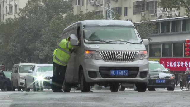 湖北十堰:全力保畅 冰雪中开出“暖心道”