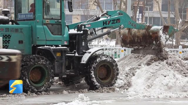 威海迎来降雪 环卫部门出动除雪保障交通