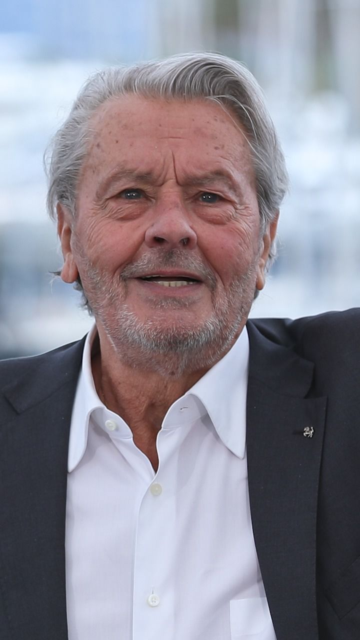 "佐罗"阿兰·德龙涉嫌非法持枪,家中查出72支枪和3000多发子弹