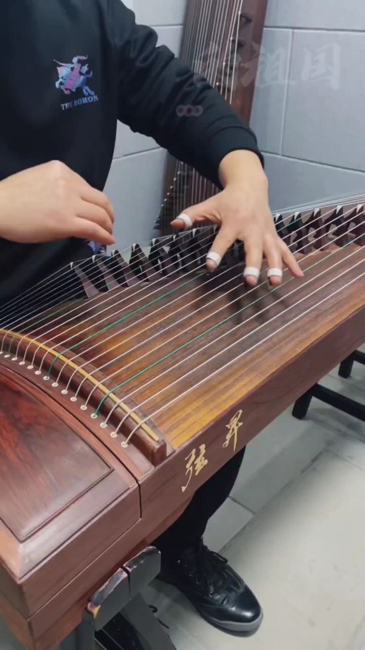 坤哥古筝曲《我的祖国》,古筝版祖国的声音,熟悉的感觉扑面而来