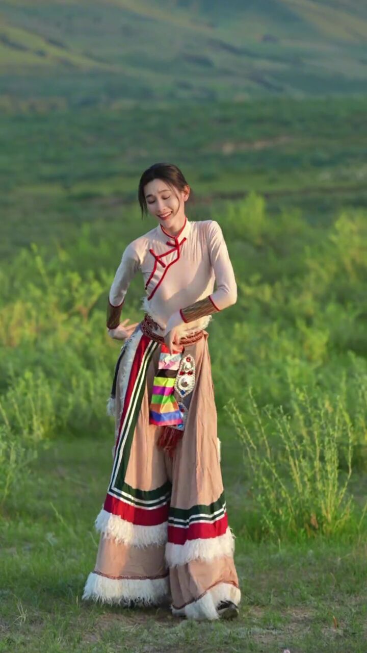 春雨rain: 梦里的云彩 翻过了千山 #藏族舞 #我的九寨