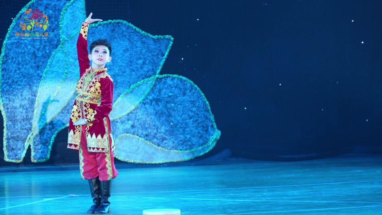 以独特的动律,欢乐的点踏,丰富的舞步来抒发小演员情感,整个舞蹈意在