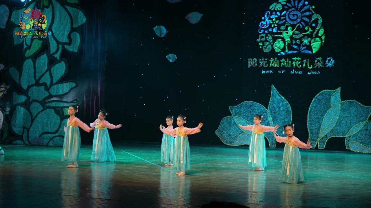 少儿群舞《寒食》是一支多元化的古典舞蹈,它与寒食这个古代特殊的