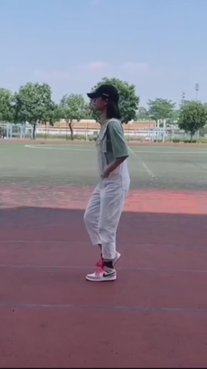 现在会太空步的女生不多,那我给你们出个教学吧!#滑步教程