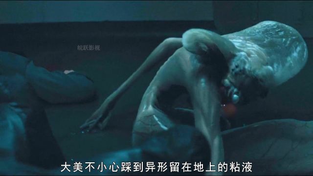 外星恐怖生物异形,寄生宇航员体内与之共存,深夜从口中钻出来1