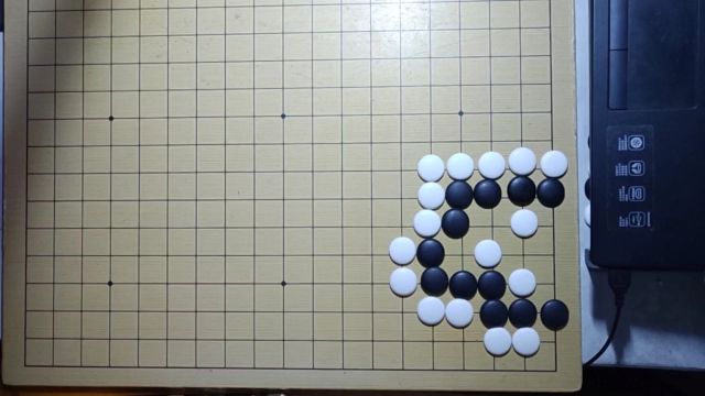 黑棋跳是手筋,连接补足棋形缺陷,使黑棋和白棋形成双活