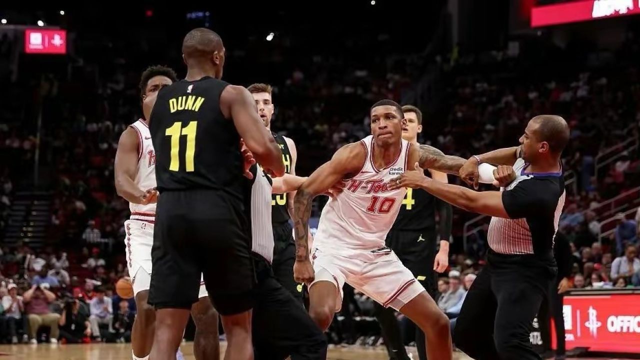 火爆冲突!慢镜回看史密斯与邓恩挥拳相向 各领两技犯双双驱逐