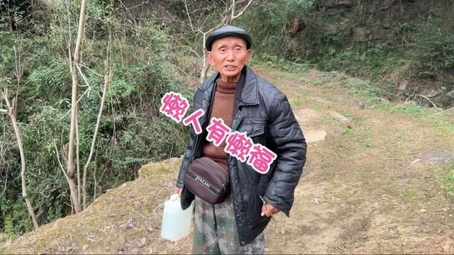 你好吃懒做,拿个低保就了不起了!#我的乡村生活 #四川方言