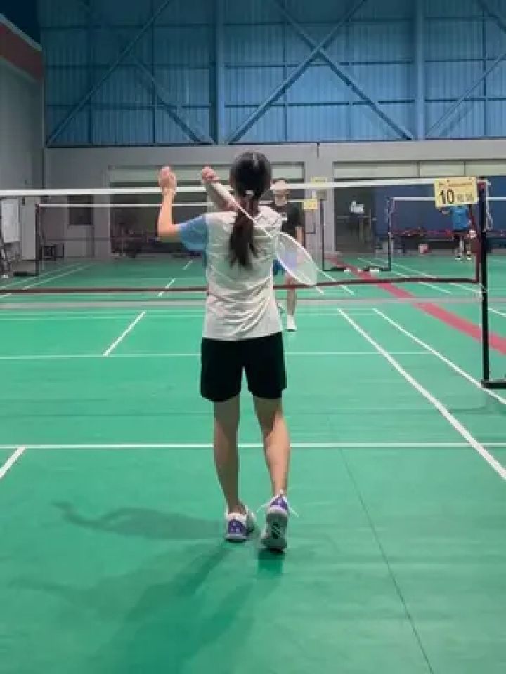 主打一个以柔克刚#羽毛球 #打羽毛球女生 #运动 #羽毛球很简单 #接杀