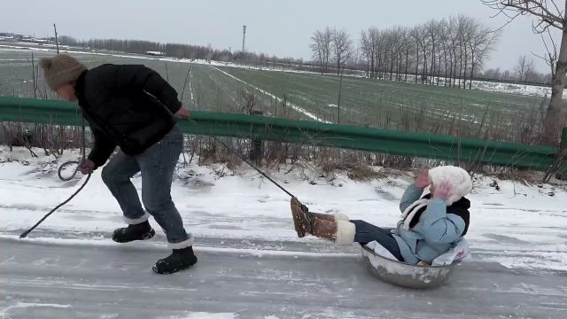 雪地里撒欢儿的快乐爱玩雪的小盆友