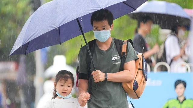 风雷雨雹齐发!清明假期广州暴雨纷纷,雷雨时不要靠近玻璃门窗!