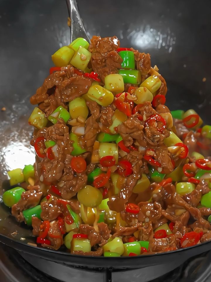 今日份如何做蒜苔孜然牛肉|这个时节的蒜苗嫩滑可口,与牛肉一起翻炒