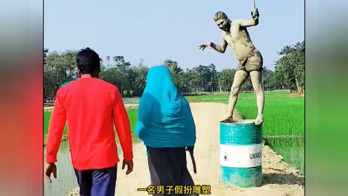 男子假扮雕塑恶搞路人，不料下一秒就受到了惩罚！