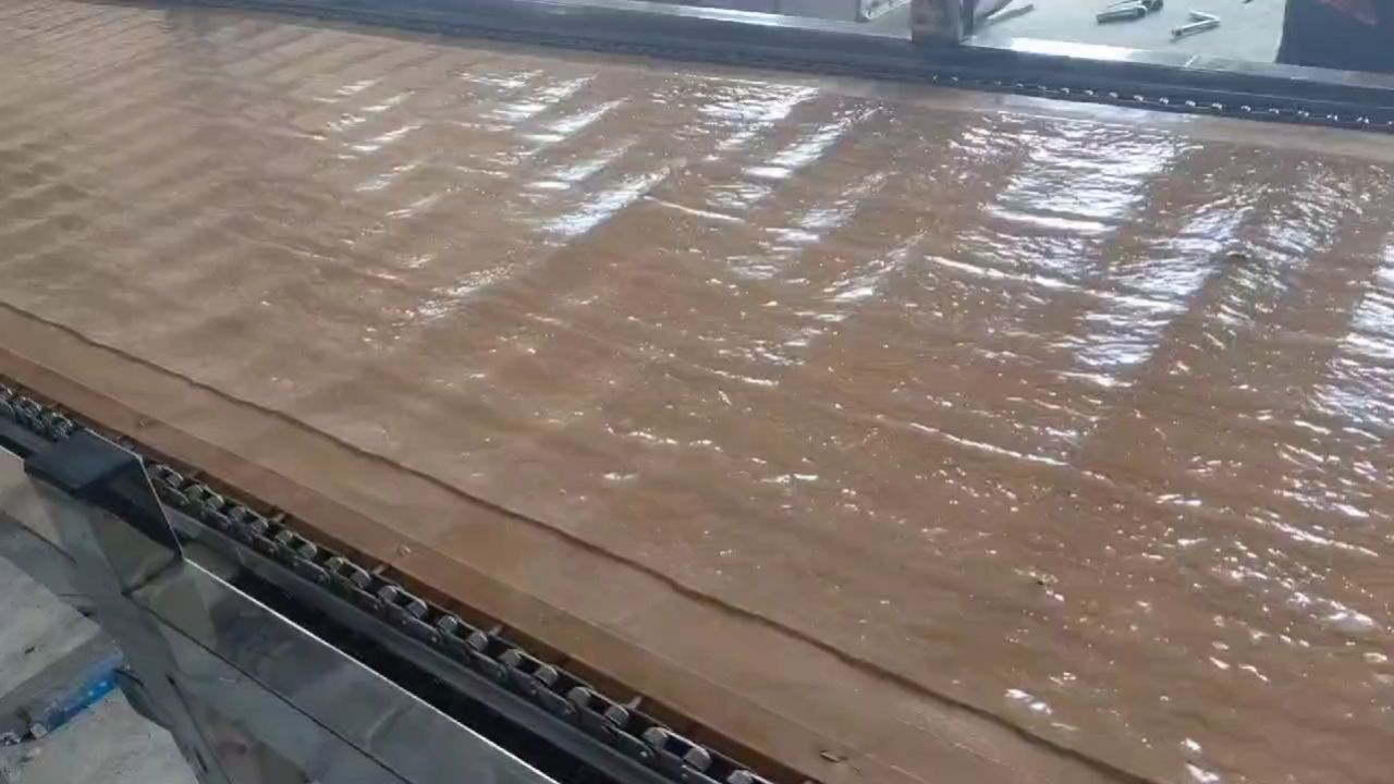 螺旋挤压出皮机小型河粉机全自动商用做广东河粉粿条创业小设备早餐