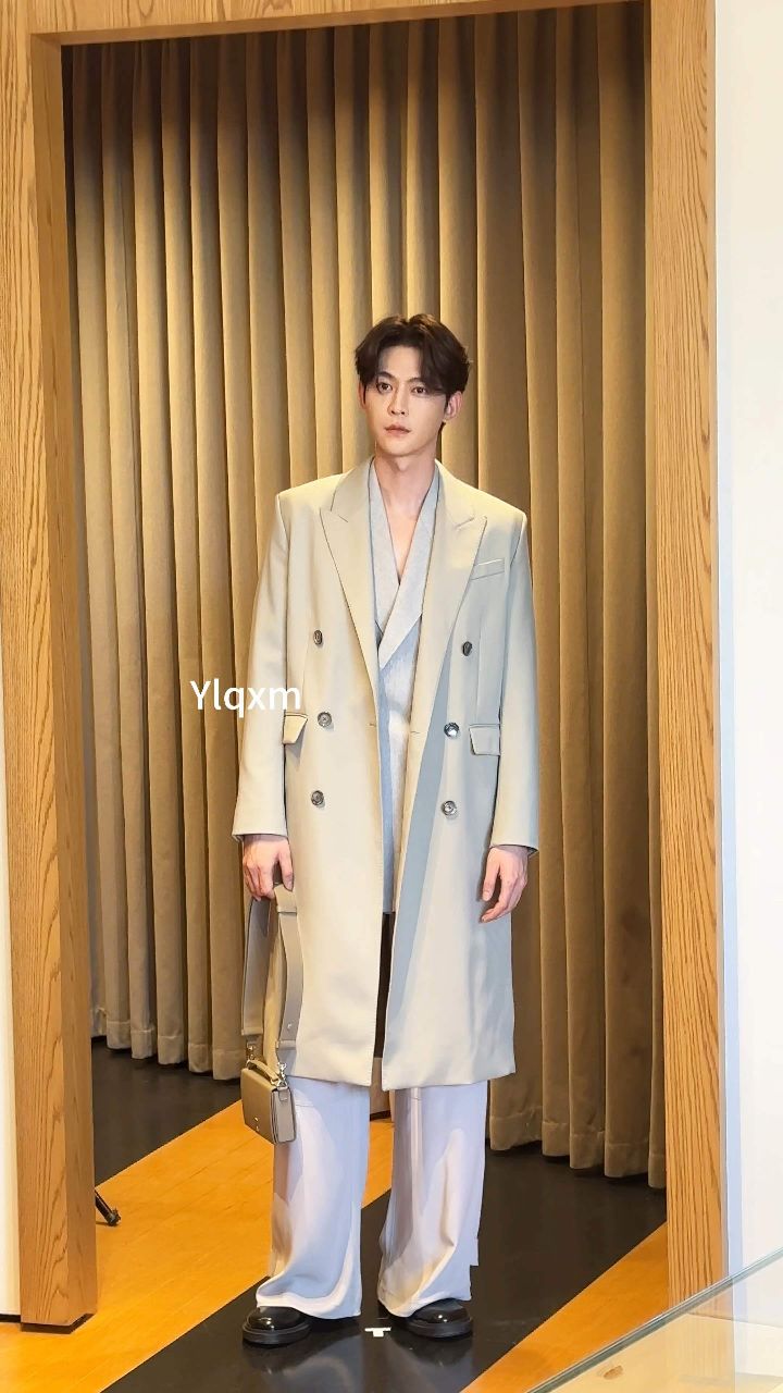 唐晓天 米色风衣造型 这生视频状态好好