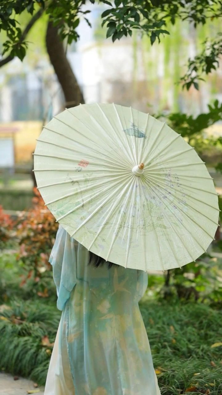 正是撑伞出门的好时节#油纸伞#绿色#非遗#春天穿汉服去赏花呀#传统