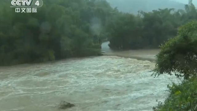 广西昭平:强降雨致山体滑坡,道路正在抢通中