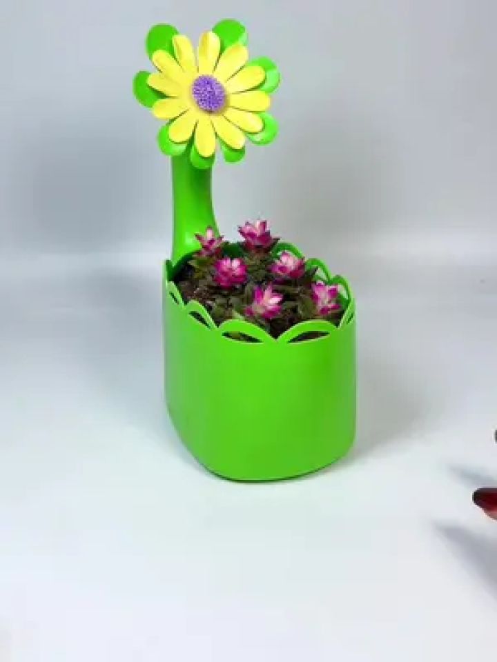 适合新手朋友哦#变废为宝 #自制花盆 #手工 #洗衣液瓶子制作花盆