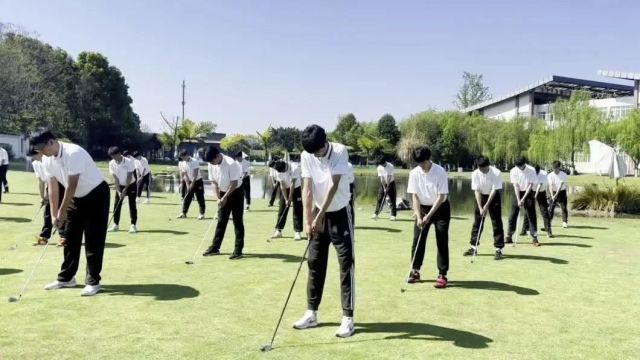 四川旅游学校打造硬核新军,高尔夫竟然可以这样学!