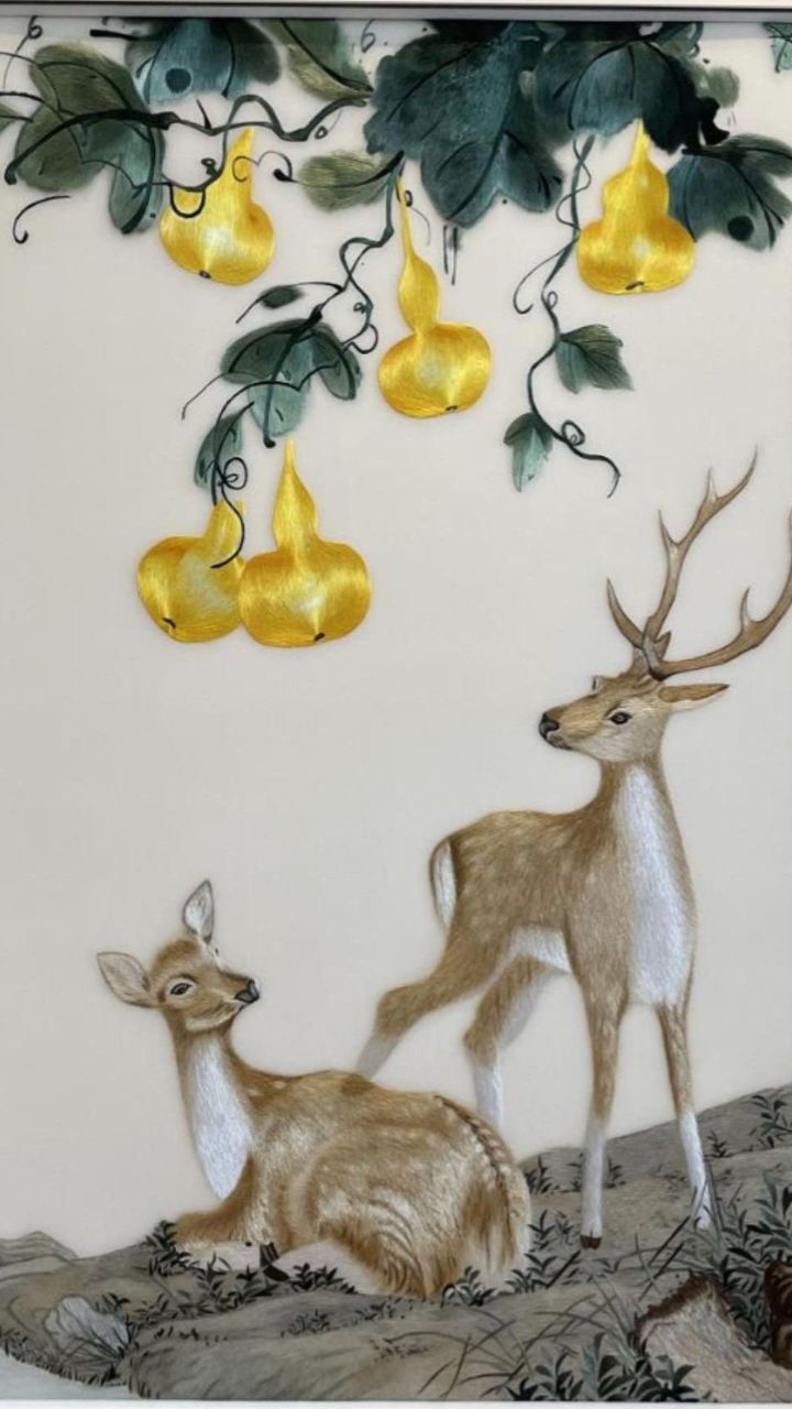 将这充满吉祥之意的葫芦刺绣成挂画,既是艺术品的展示,也是好运气的