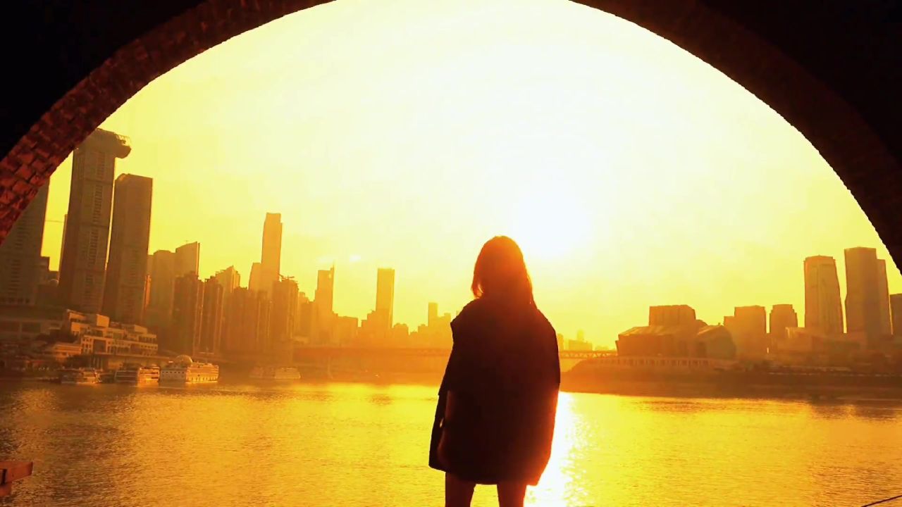 伤感女孩夕阳背影#日落 #落日余晖映晚霞一抹夕阳美如画 #美女 #素材